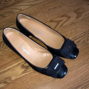 Navy Ferragamo Bow Pump shoes